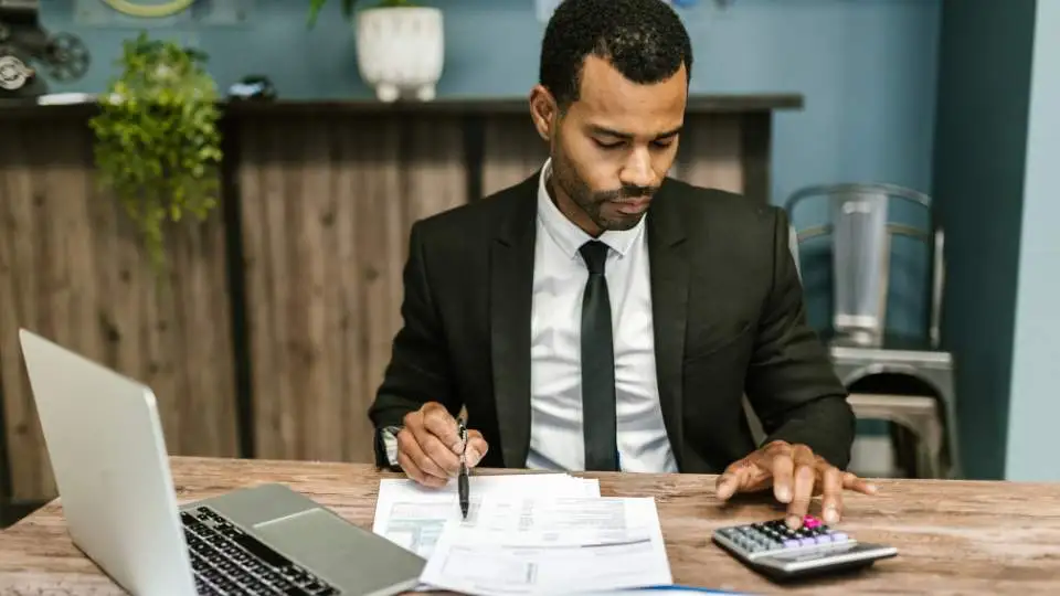 Accountant estimates VAT for a business in Witney.